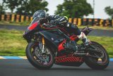 De lente in met motorhandschoenen